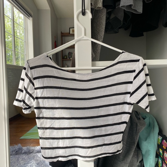 B&W striped crop top. - Picture 2 of 3